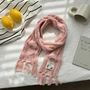 Rosa gestrickter Winterschal mit Zopfmuster und Fransen, kuschelig warmer Damenschal.