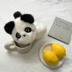 Vue détaillée de charmantes oreillettes panda en peluche dans un décor chaleureux.