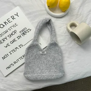 Sac à main en tricot gris pour femme, fourre-tout doux en laine, style minimaliste petit sac chic.