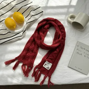 Roter Winter Strickschal mit Fransen, warmer und gemütlicher dicker Schal für Damen und Studenten.
