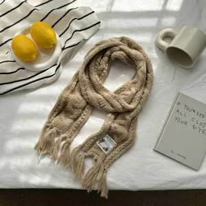 Gemütlicher beigefarbener Strickschal mit Fransen weicher warmer Winterschal Damen