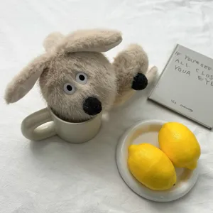 Vue de détail cache-oreilles en peluche duveteuse, accessoire d'hiver confortable beige.
