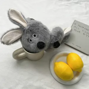 Détail de chauffe-oreilles moelleux en peluche grise avec un joli décor chaleureux.