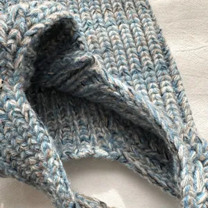 Detailansicht der blau-grau gemischten groben Strick-Handtasche Textur und Strickmuster.