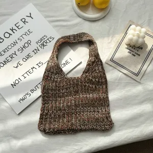 Detailaufnahme einer stilvollen, farbgemischten Strickhandtasche mit toller Wolltextur.