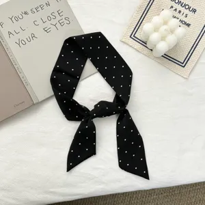 Zwart-wit polkadot zijden lint haarband, perfect als chique halsdoek of tasaccessoire.