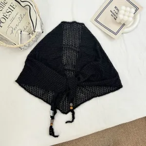 Vue rapprochée du foulard triangulaire noir en tricot avec texture ajourée et perles.