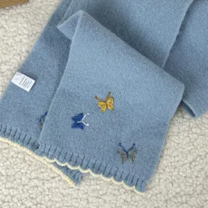 Bufanda de invierno de punto azul claro bordada con mariposas, cuello cálido para mujeres.