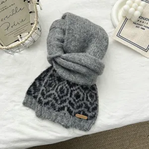 Sciarpa invernale in maglia grigia con elegante motivo intrecciato, accessorio caldo.