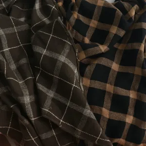 Detailaufnahme von Retro-Karostoff mit weicher, dünner Textur und klassischem Karomuster-Design.