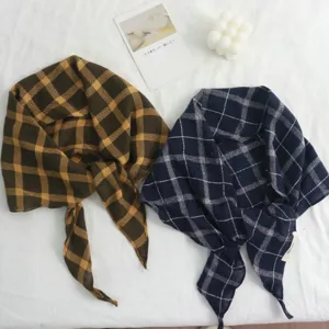 Detailaufnahme von Vintage Karo Rhombus Halstuch, leichtes und modisches Sommeraccessoire.