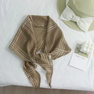 Retro braunes Karotuch, stilvolles Halstuch mit Stoffetikett, schickes Damen-Accessoire.
