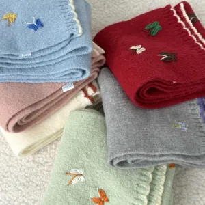 Bufanda de punto de invierno para mujer con bordado de mariposa diseño color block suave y cálida