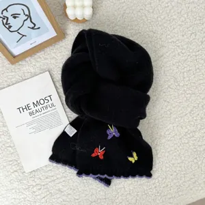Bufanda de invierno negra de punto para mujer con mariposas bordadas y borde elegante.