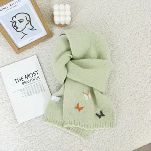 Bufanda de punto verde con bonito bordado de mariposas, accesorio de invierno cálido para mujeres.