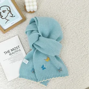Bufanda de punto cálida para mujer en invierno con bonito bordado de mariposas y color de contraste.