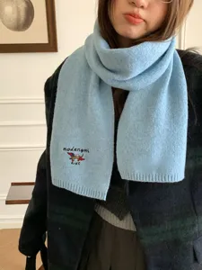 Detalle de bufanda de punto bordada de salchicha linda, bufanda de invierno cálida mujer.