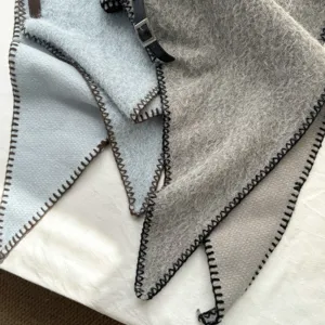 Écharpe triangulaire en mélange de laine avec point de contraste et boucle en cuir.