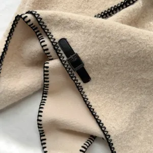 Écharpe triangulaire en mélange de laine à bord contrasté et boucle en cuir pour l'automne.