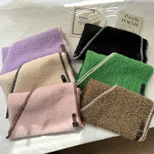 Écharpe châle triangulaire en tricot mélange de laine douce avec surpiqûres et boucle en cuir.