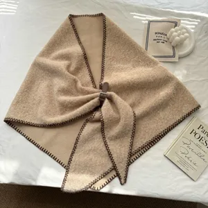 Écharpe triangulaire tricotée confortable avec bord contrasté et boucle en cuir chic.