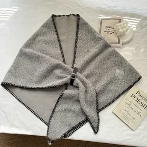 Écharpe triangulaire en tricot gris avec surpiqûres noires et élégante boucle en cuir.