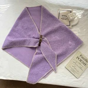 Chale triangulaire en tricot de laine douce avec boucle en cuir, echarpe chaude automne hiver.
