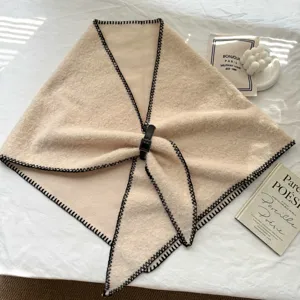 Écharpe triangulaire en tricot de laine douce avec bord contrasté et boucle en cuir pour l'hiver.