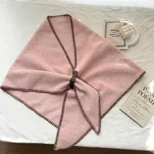 Écharpe Triangulaire en Tricot Chaud d'Hiver pour Femmes Bord de Couleur Contrastée Boucle en Cuir Châle Décontracté Mode Doux Enveloppement de Cou Quotidien