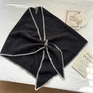 Écharpe châle triangulaire en tricot douillet avec coutures contrastées et boucle en cuir femme.