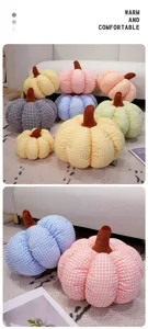 Gros plan détail coussin peluche citrouille à carreaux nordique, décoration salon.