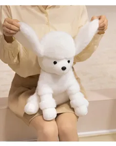 Gros plan détaillé d'un adorable chien en peluche blanche avec de longues oreilles douces.