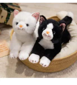 Lindo peluche gato acostado simulación muñeco suave para compañía de niños vista de detalle.