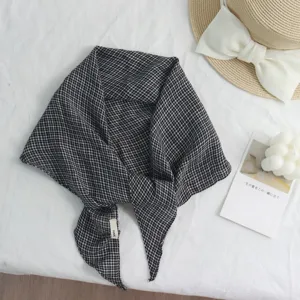Detailansicht des Vintage-Hahnentritt-Kopftuchs in Schwarz-Weiß, ideal für den Frühling.