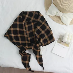Detailansicht eines vintage schwarz-braunen karierten Schals, leicht für Frühling und Sommer.