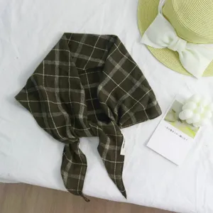 Retro Karo-Kopftuch Detail, leichtes Stoffmaterial mit klassischem Muster für Frühlings-Looks.