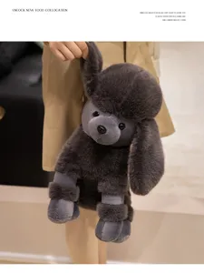 Gros plan d'une peluche de caniche gris foncé mignonne, texture douce, idéale pour câlin.