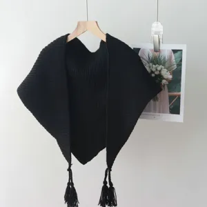 Gebreide franje driehoekige sjaal sjaal detail, chique en modieus accessoire voor dames.