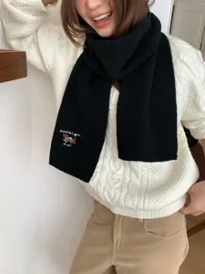 Cómoda bufanda de invierno de punto negro con bonito bordado de salchicha, suave y cálida.