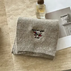 Bufanda de punto gris acogedora con bonito bordado de salchicha, calentador de cuello suave y cálido.