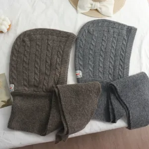 Vue détaillée de la cagoule tricotée avec écharpe en marron et gris, bonnet d'hiver chaud et doux.