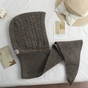 Vue détaillée de la cagoule en tricot marron et écharpe, accessorio chaud d'hiver.
