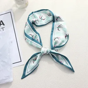 Λεπτομερής εικόνα στενού μεταξωτού μαντηλιού με σχέδιο χελιδόνας και σύννεφου για κομψό στυλ.
