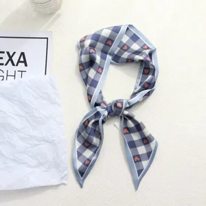 Σικ μίνι μεταξωτό μαντήλι με μπλε καρό και πορτοκαλί καρδιές, κομψό αξεσουάρ λαιμού.