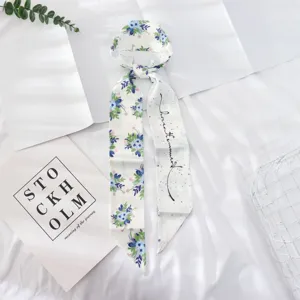 Detailansicht des langen Blumenschals mit blauem Print und schickem Design für Taschen.