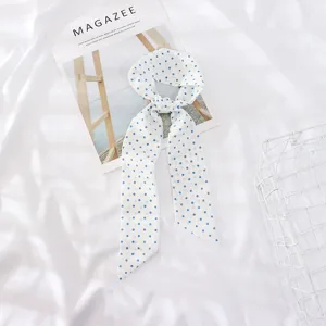Dettaglio nastro per capelli a pois blu in chiffon, elegante sciarpa sottile per decorazione.