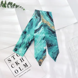 Foulard skinny vert marbre chic pour femme, accessoire de cou estival elegant et tendance.