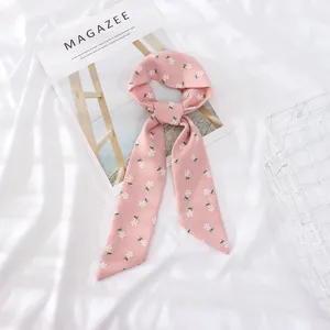 Écharpe twilly en tissu à motif floral rose, design élégant de petites fleurs, vue détaillée.