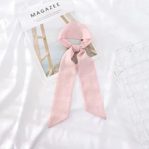 Détail écharpe ruban à carreaux rose, bandeau cheveux polyvalent et accessoire cou.