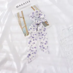 Sciarpa a nastro in chiffon con stampa floreale, twilly viola per capelli, collo e borsa.